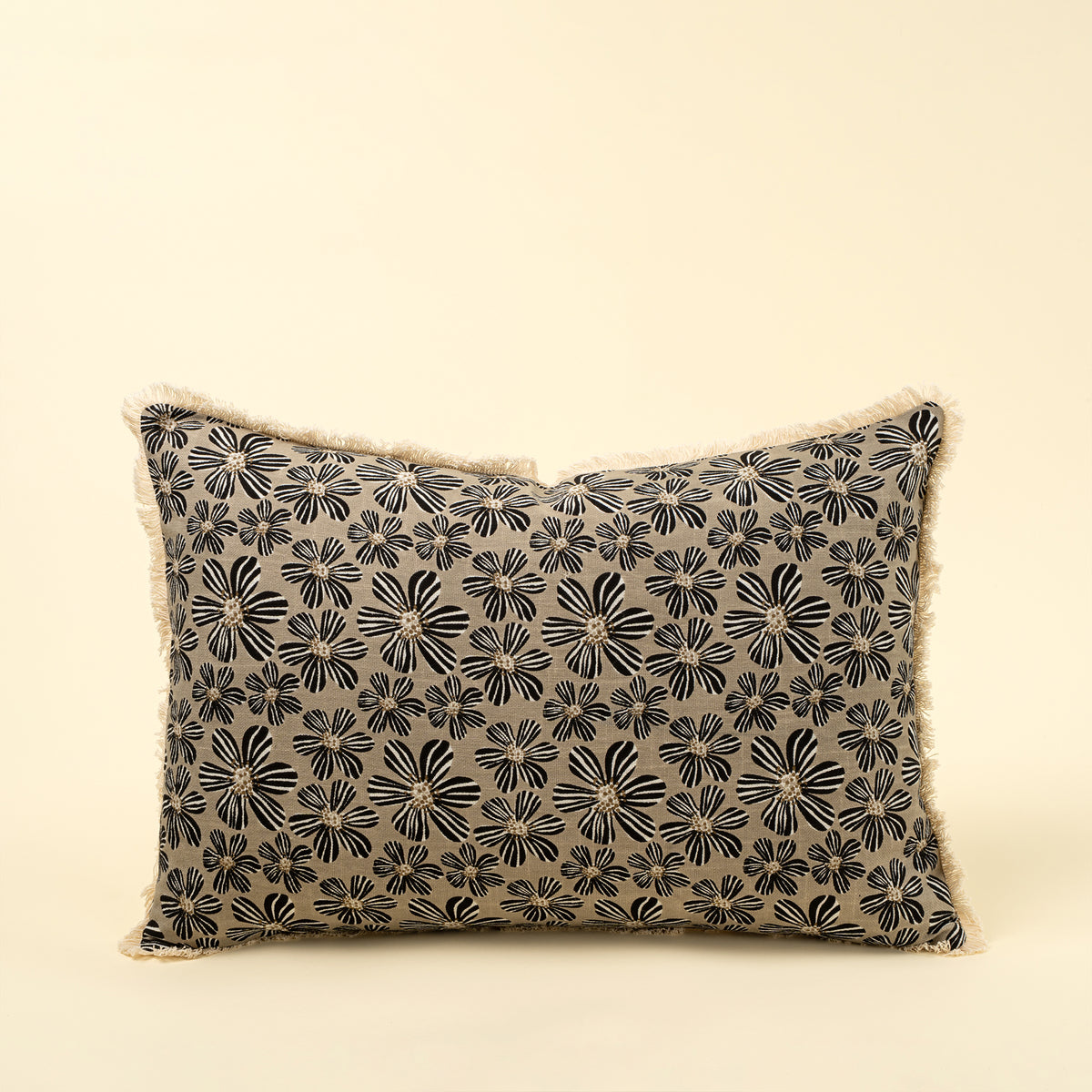 Daisy Play Pillow Black