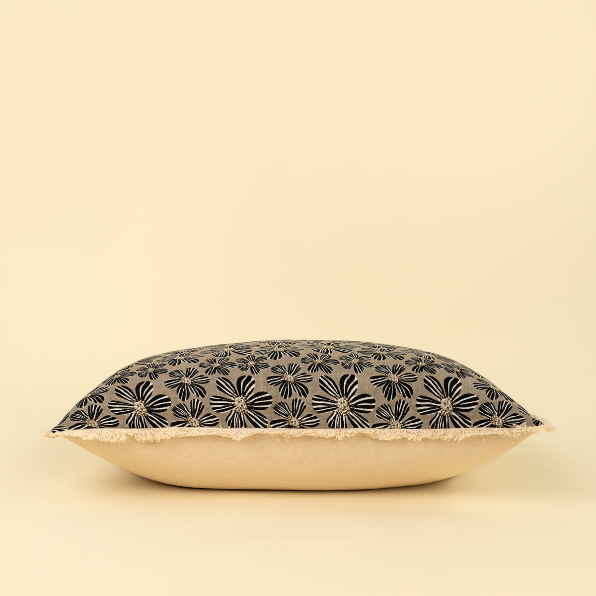 Daisy Play Pillow Black