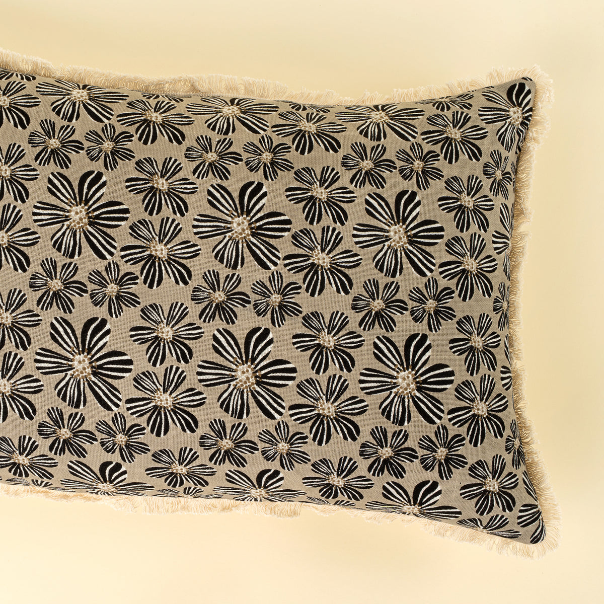 Daisy Play Pillow Black