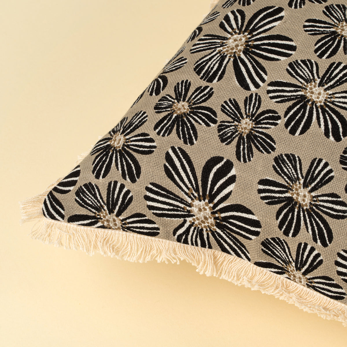 Daisy Play Pillow Black