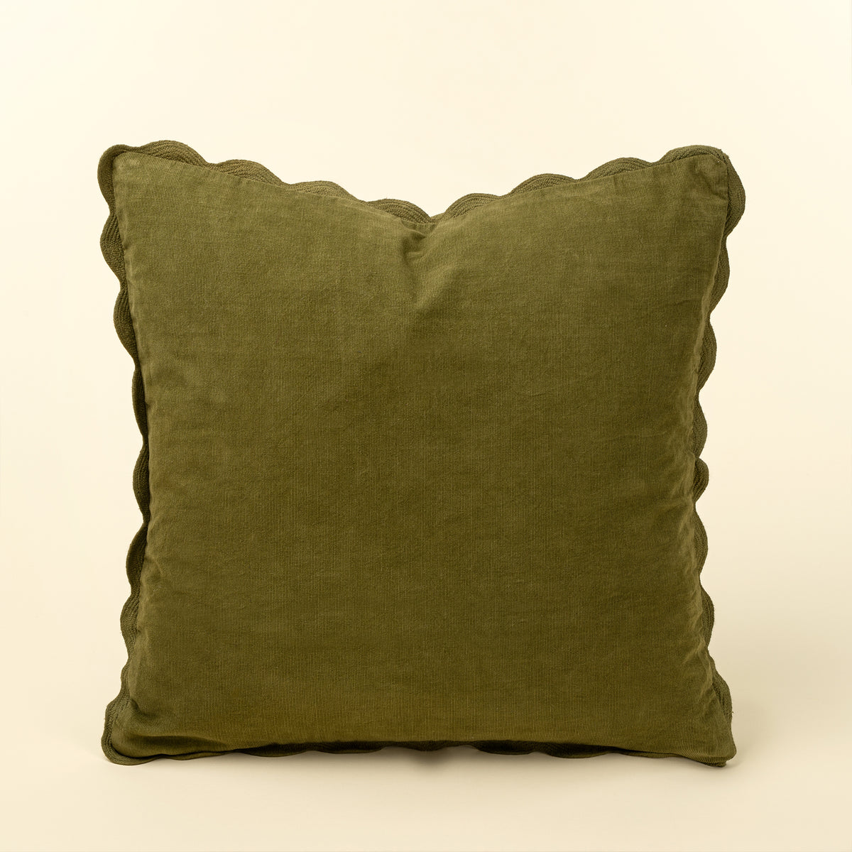Coussin festonné en velours côtelé