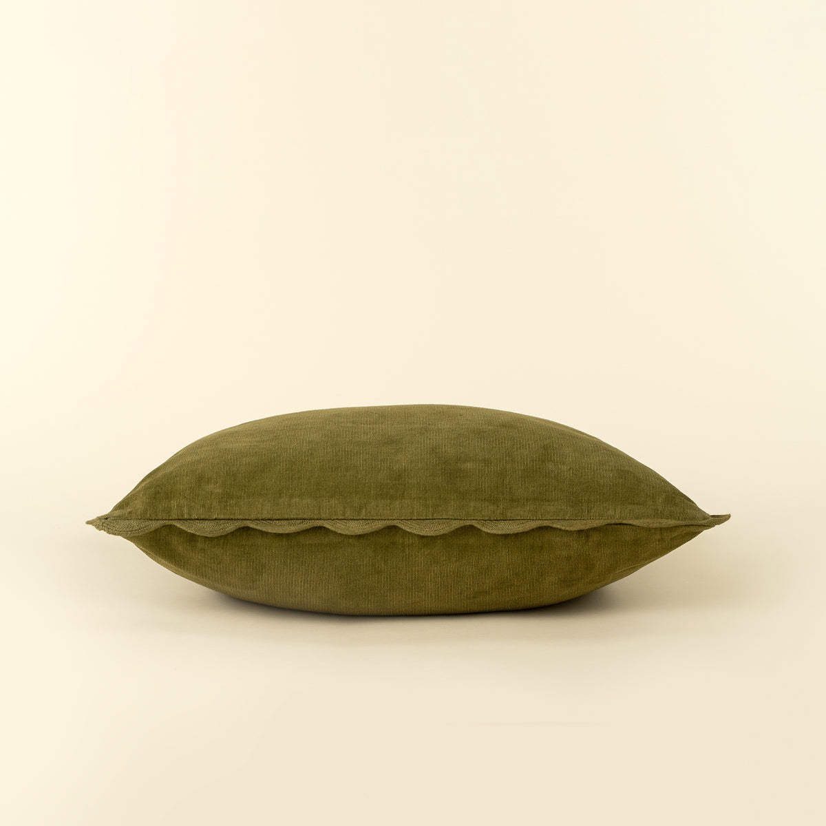 Coussin festonné en velours côtelé
