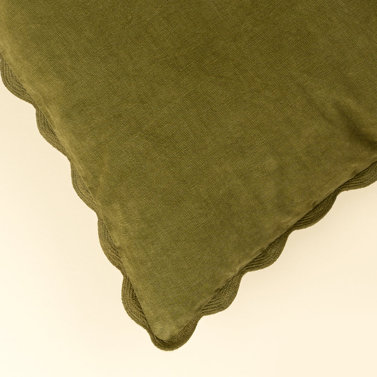 Coussin festonné en velours côtelé